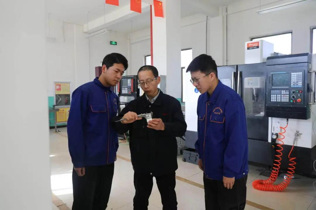 ​党旗在基层一线高高飘扬 | 匠心铸魂 技耀陇原——记全省优秀共产党员、白银矿冶职业技术学院教师孙耀恒