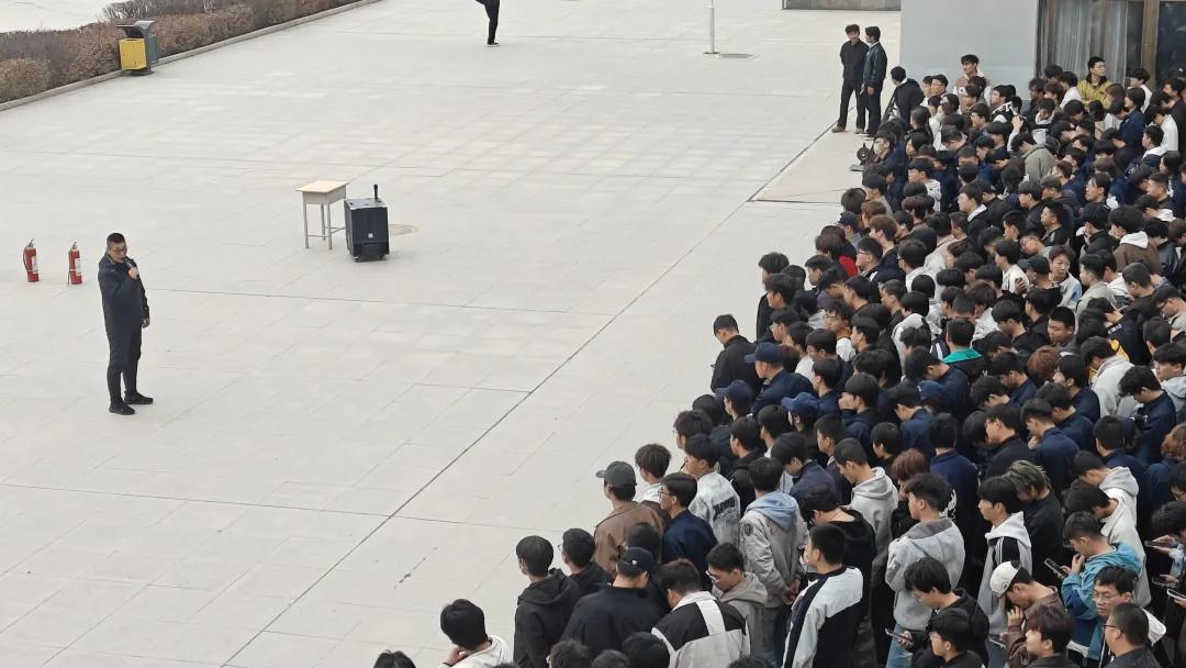 以演筑防 以练备战——机电工程学院开展地震避险与消防应急综合演练